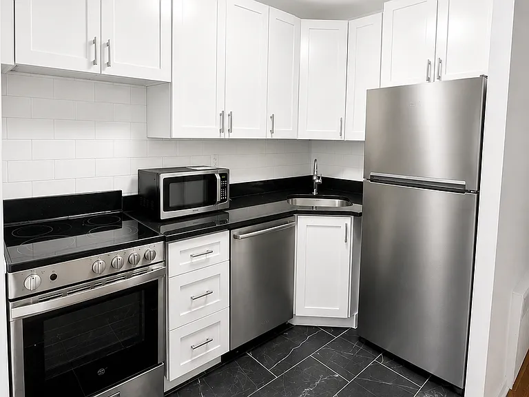 314 W 52nd St #3 — Photo 4