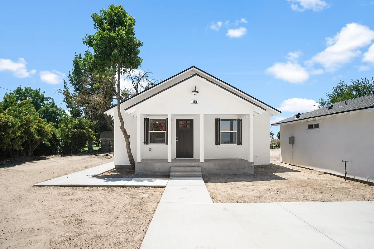 Building Photo - 13619 Peach Ave