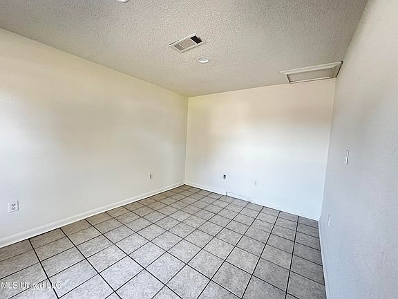 5th image of 4813 King James Dr