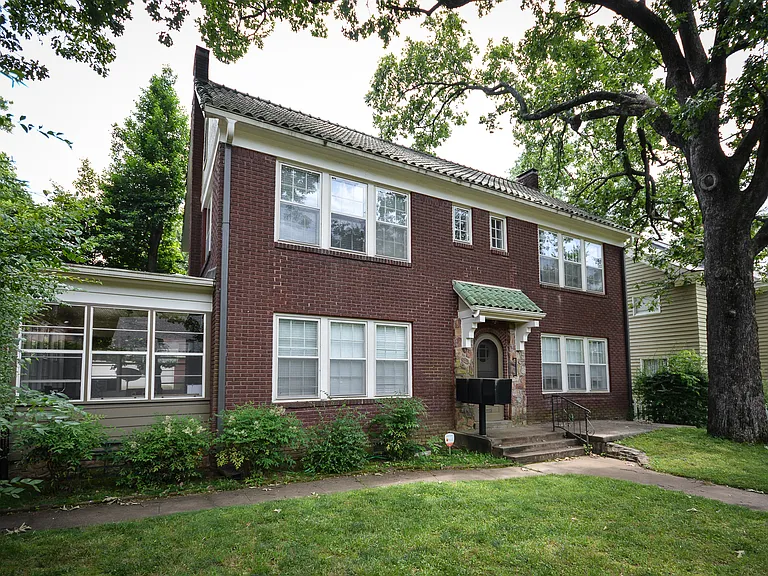 1915 Kavanaugh Blvd, Apt 2W located on the second floor of this 3-unit building.