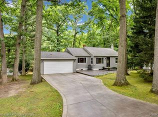 2064 Miles Rd, Lapeer, MI 48446