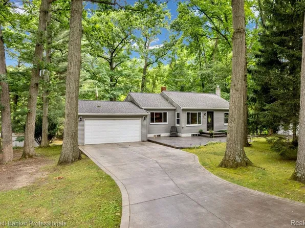 2064 Miles Rd, Lapeer, MI 48446