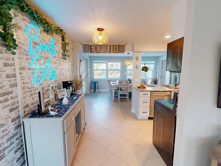 560 E Valley Dr — Photo 5