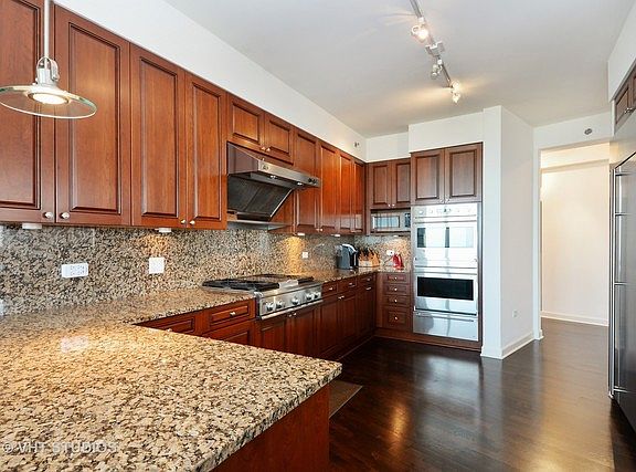 4th image of 1211 S Prairie Ave #901