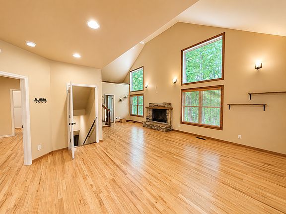 4th image of 21 Rolling Ridge Trl