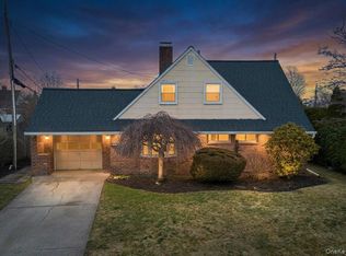 7 Constable Ln, Levittown, NY 11756