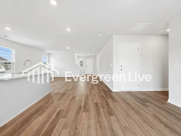 1005 Kinness Dr — Photo 8