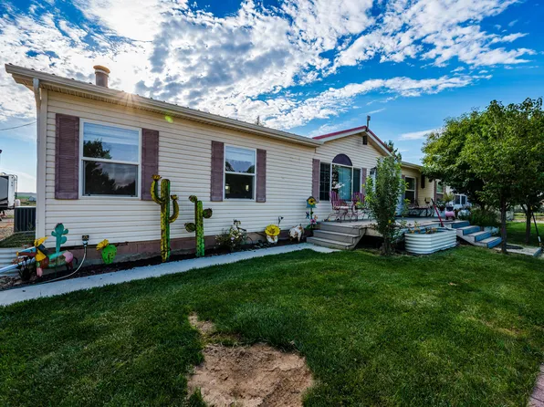 200 2nd St S, Kaycee, WY 82639