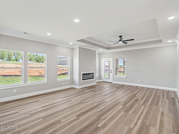 4th image of 921 Stratford Ave
