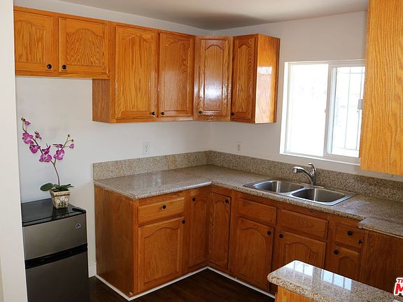 3rd image of 833 W 80th St