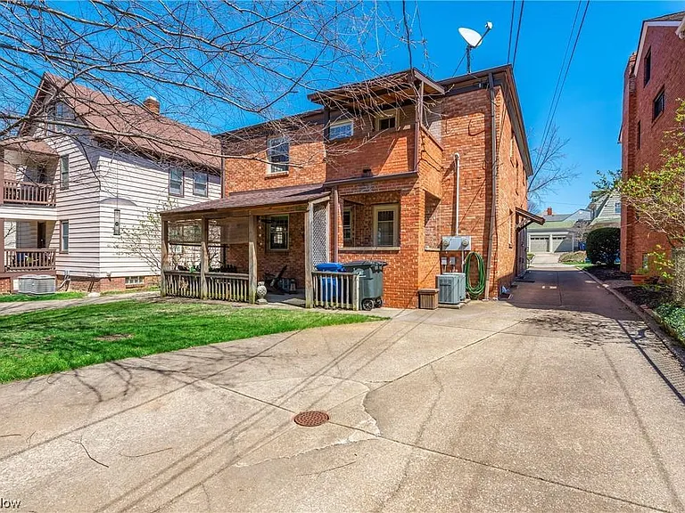 2072 Atkins Ave — Photo 5