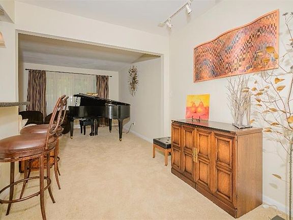 4th image of 3865 Larchview Dr