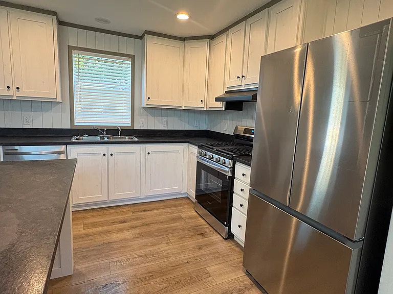 437 Selkirk Dr — Photo 3