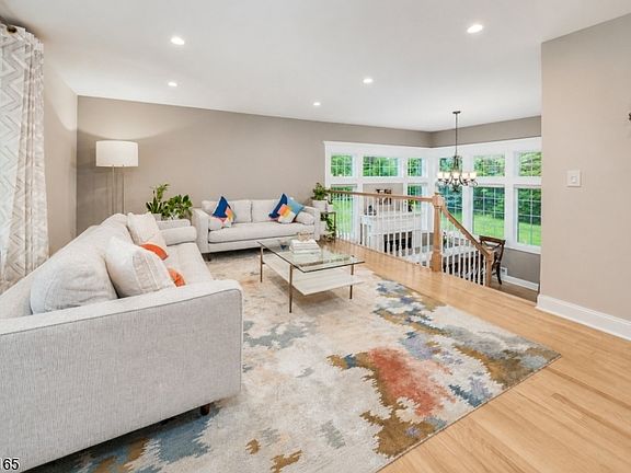 4th image of 22 Bromley Ct