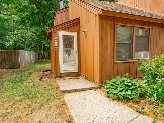 4th image of 65 Pepperbush Pl