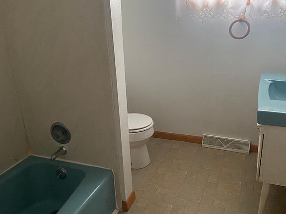 3rd image of 422 Montpelier Ave