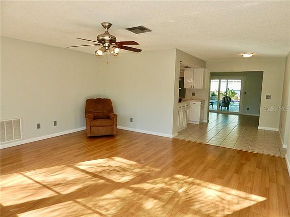 5th image of 504 Driftwood Cir W