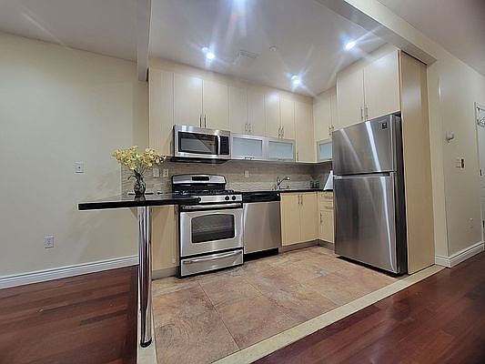 4th image of 2428 Ocean Ave #6