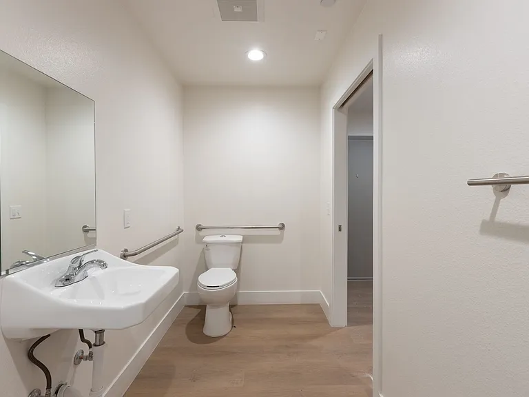 7311 S Broadway — Photo 12