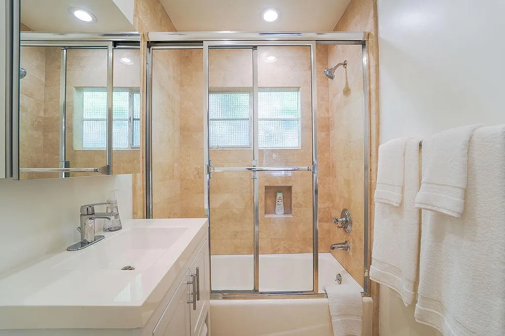 135 Montana Ave — Photo 4