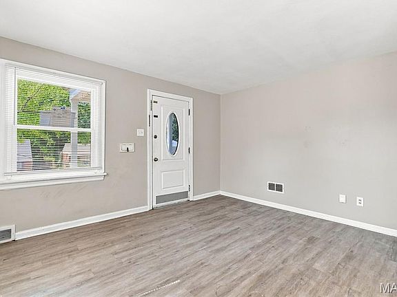 3rd image of 350 N New Florissant Rd