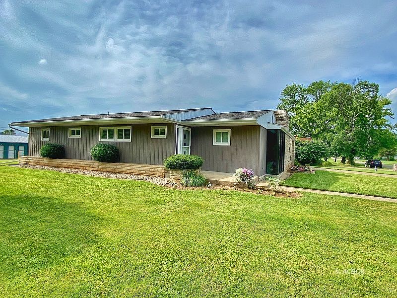 1st image of 15 Kindlewood Dr