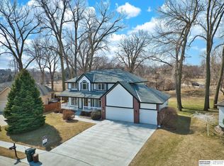 912 Shady Tree Ln, Papillion, NE 68046