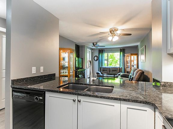 3rd image of 625 Park Cres #203