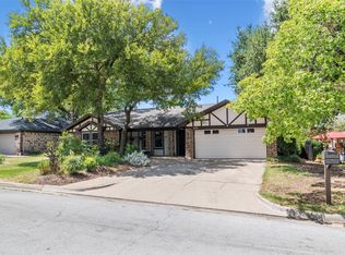 2121 Cambridge Dr, Hurst, TX 76054