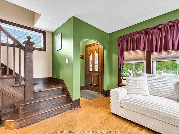 5th image of 209 Joseph St
