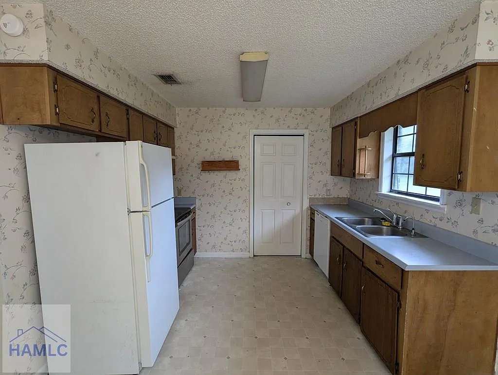 3 bed, 2.0 bath, 1316 sqft, $1,350 — Photo 3