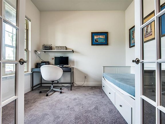 4th image of 832 Parkside Dr