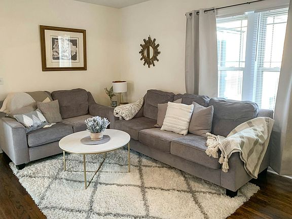 2nd image of 3808-3 N Sheffield Ave #3W