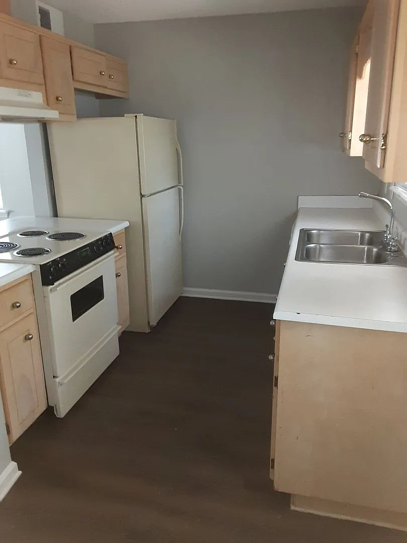 Two Bedroom Townhouse — Photo 4