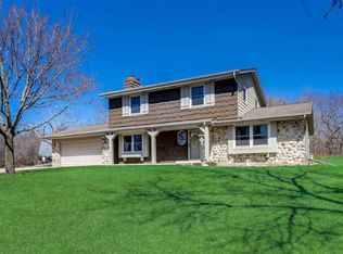 S69W25220 Longview Dr, Waukesha, WI 53189