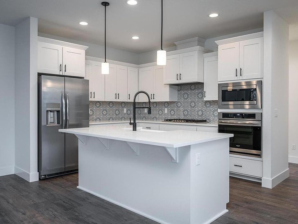Gourmet kitchen. Touchless facet!
