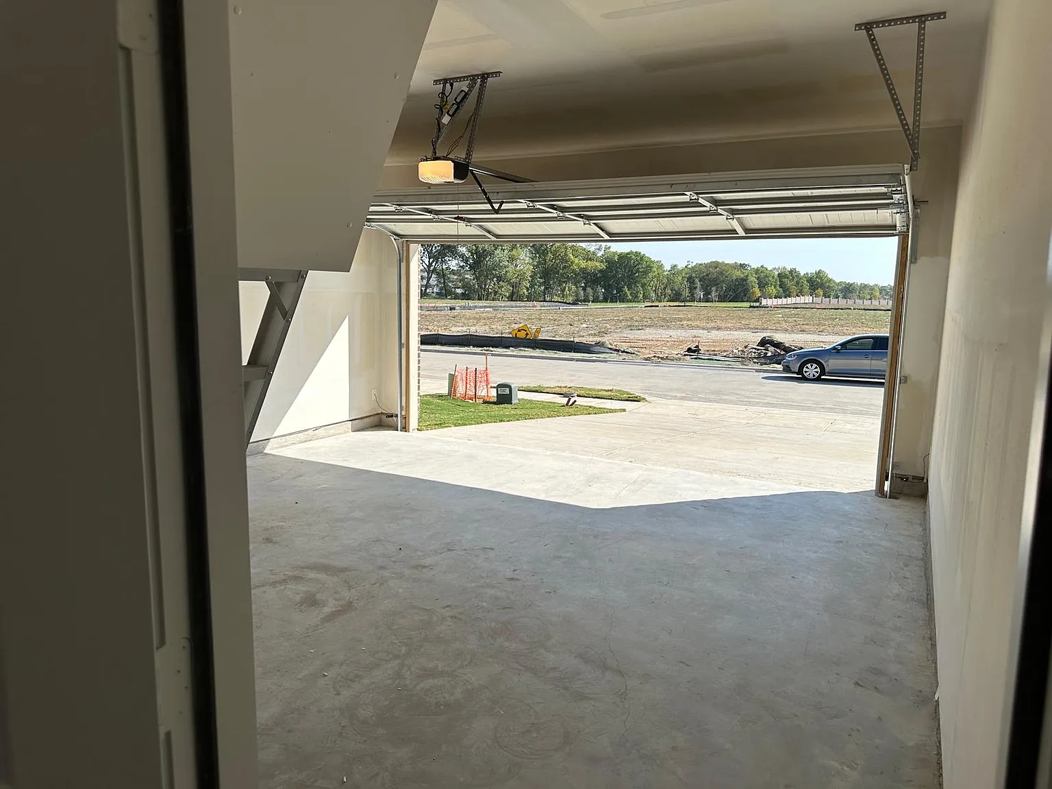 4 bed, 1996 sqft, $2,300 — Photo 2