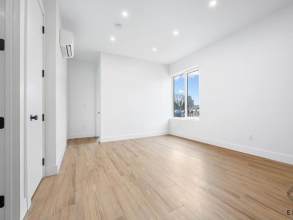 2nd image of 379 Hawthorne St #2I