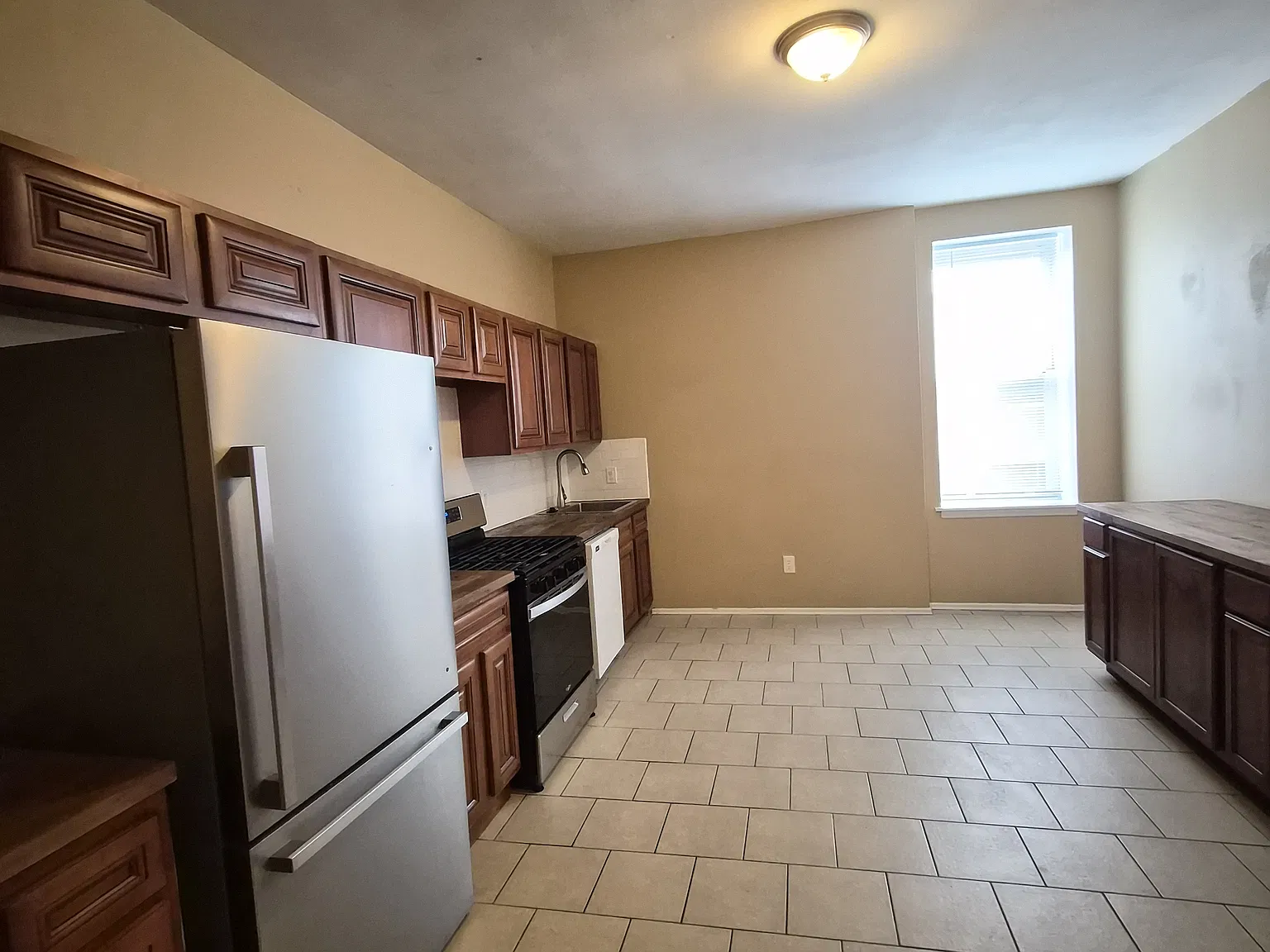 3 bed, 1250 sqft, $1,450 — Photo 3