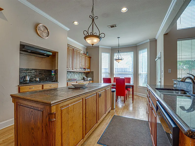 14 Center Ct — Photo 18