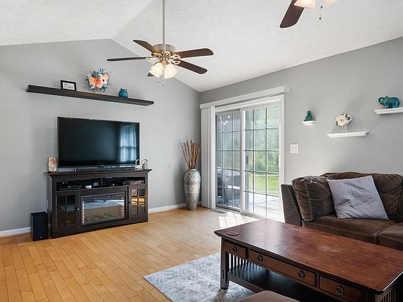 4th image of 218 Mountain Breeze Dr