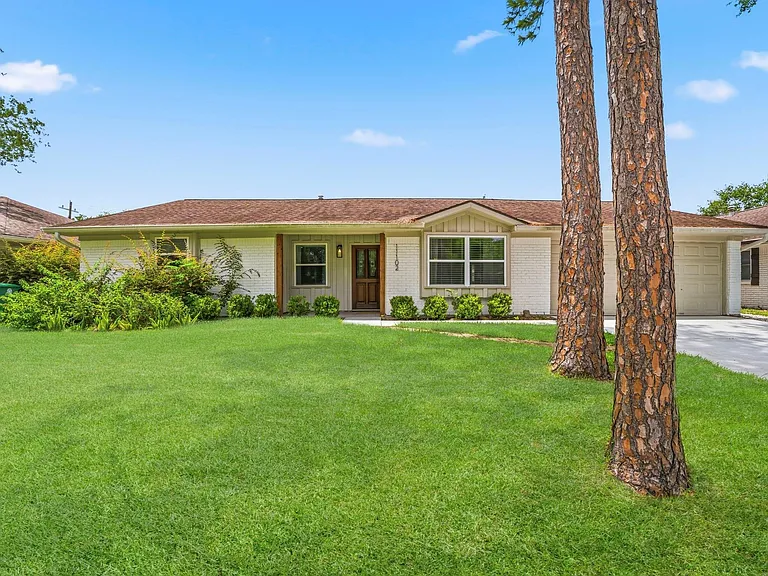 11102 Endicott Ln — Photo 1