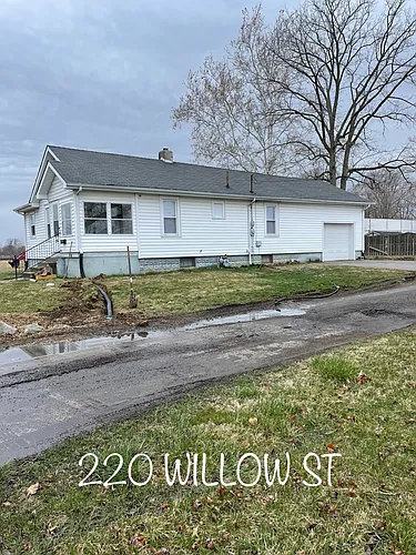 220 W Willow St Photo 1