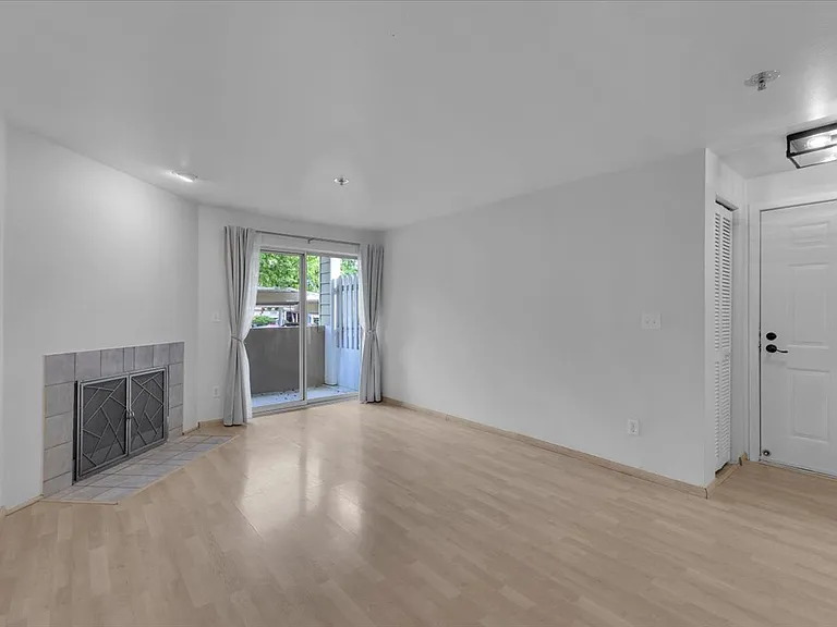 975 Aberdeen Ave NE #D105 — Photo 2