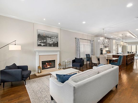 3rd image of 1648 W Fletcher St