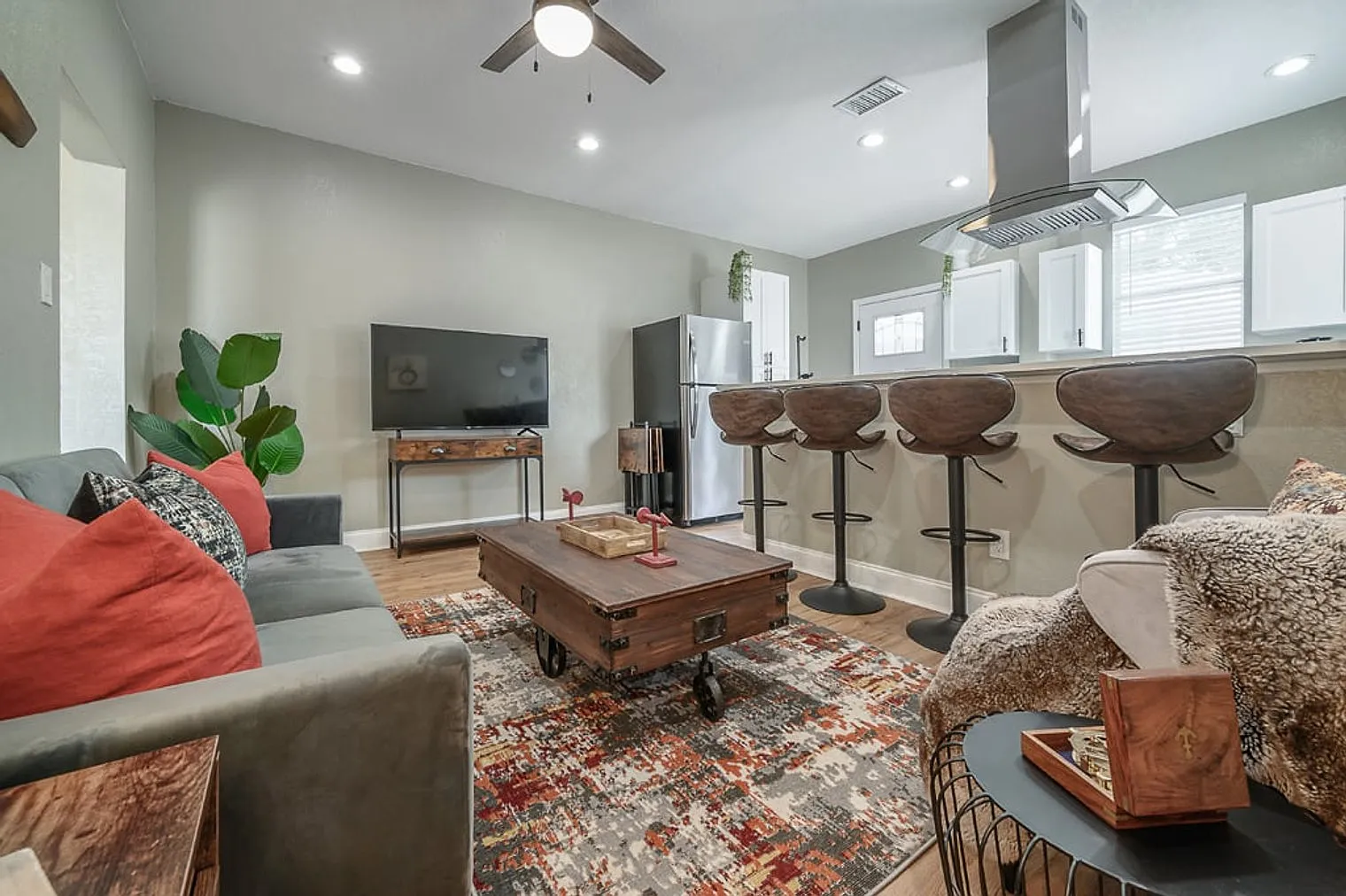 3 bed, 1.0 bath, $3,253 — Photo 2