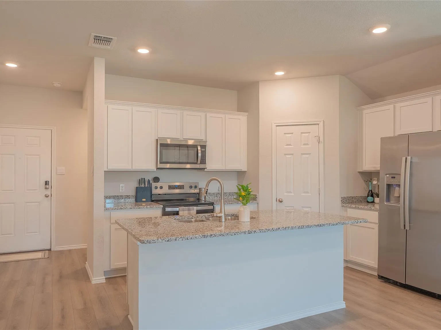 4 bed, 2.0 bath, 1612 sqft, $1,890 — Photo 3