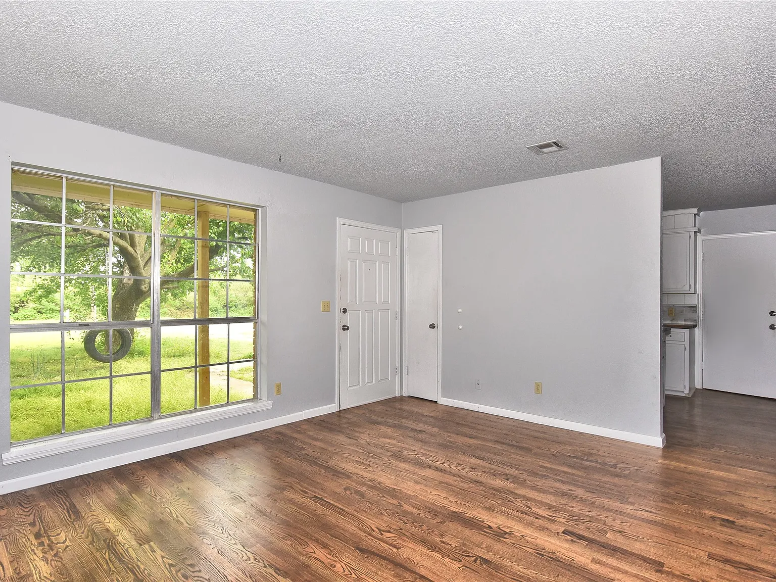3 bed, 1.5 bath, 1000 sqft, $1,350 — Photo 3