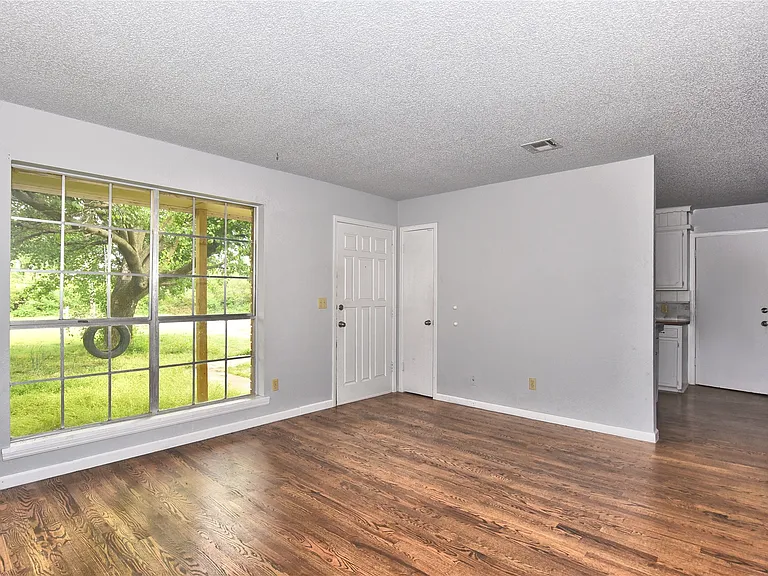 317 W Linda St — Photo 3