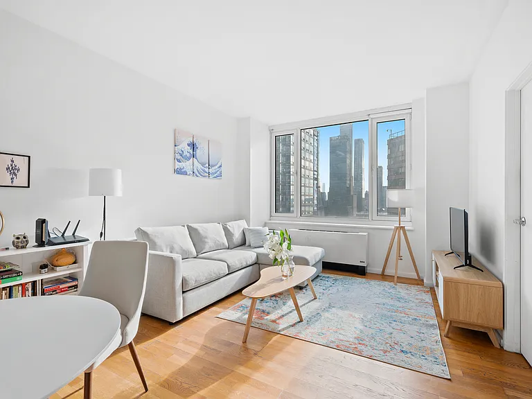 635 W 42nd St #22H — Photo 1